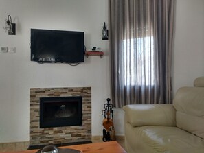 TV, fireplace - Villa 6 pax with private pool, air conditioning, Wi-Fi, located 1.5km from the beach (MIAMI PLATJA)