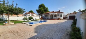 Exterior - Villa 6 pax with private pool, air conditioning, Wi-Fi, located 1.5km from the beach (MIAMI PLATJA)