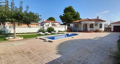 Villa 6 pax with private pool, air conditioning, Wi-Fi, located 1.5km from the beach