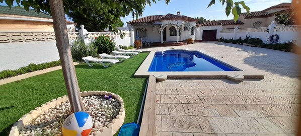 Outdoor pool - Villa 6 pax with private pool, air conditioning, Wi-Fi, located 1.5km from the beach (MIAMI PLATJA)