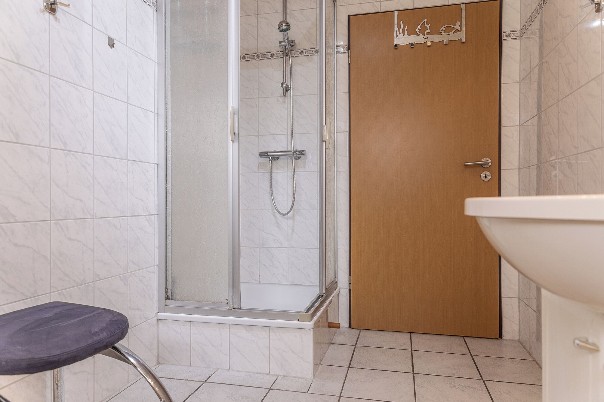 Ein Badezimmer mit Dusche, Toilette und Waschbecken.