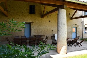 Outdoor dining - For Christmas, 10-person self-catering cottage with large fireplace, extra beds available. (Cuq-Toulza)