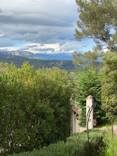 Villa, Piscine et Jacuzzi ds cadre idyllique, calme, gd jardin, vue magnifique 