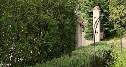 Villa, Piscine et Jacuzzi ds cadre idyllique, calme, gd jardin, vue magnifique