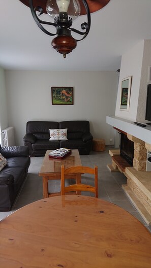 TV, fireplace, DVD player