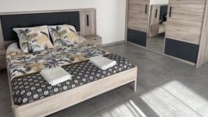 Un dormitorio moderno con cama, mesita de noche y armario.