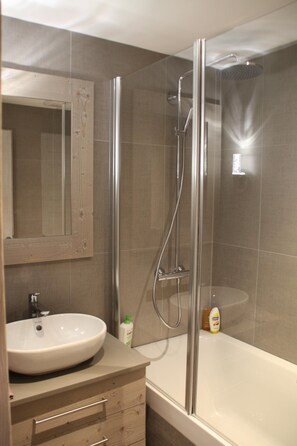 Combined shower/bathtub, hair dryer, towels, soap