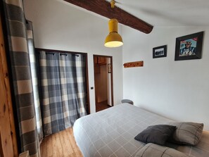 2 chambres, bureau, fer et planche à repasser, lit parapluie