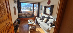 TV connectée, cheminée, chaîne hi-fi, espaces bureaux