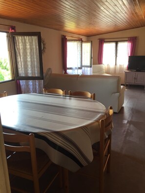 Dining - Chalet between sea and scrub  (Coggia)