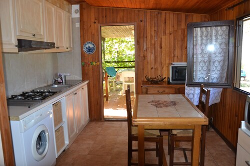 Chalet between sea and scrub 