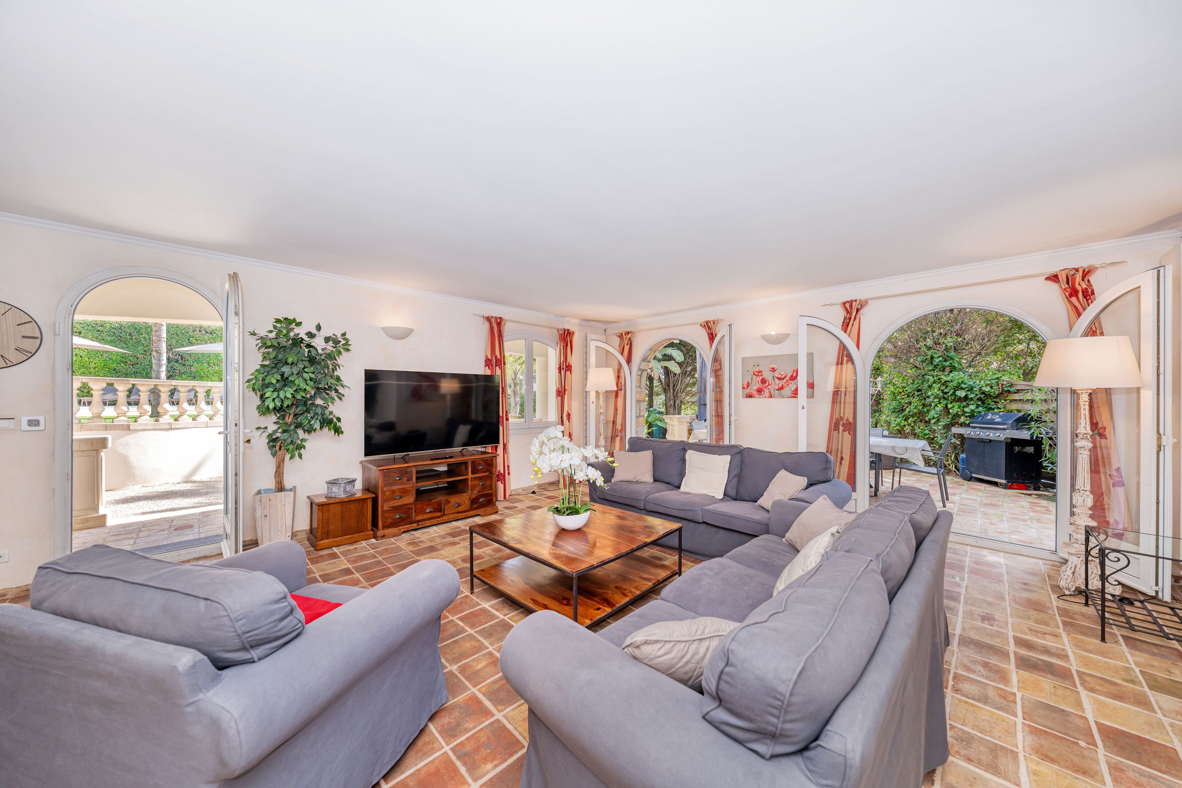 TV connectée, lecteur de DVD, table de tennis de table, chaîne hi-fi