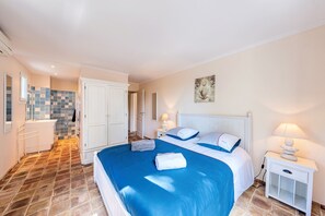 7 habitaciones, tabla de planchar con plancha y cuna de viaje 