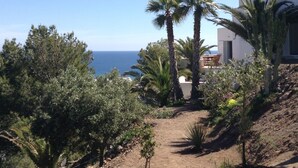 A pathway leading to a building with a view of the sea. - Ranked among the 21 most pleasant villas in Andalusia by the TIMES in 2023 (Las Negras)