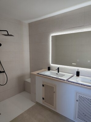 Tina con regadera, amenidades de baño gratuitas, secadora de cabello 