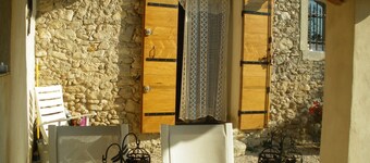 Gîte traditionnel provençal offrant calme et sérénité.