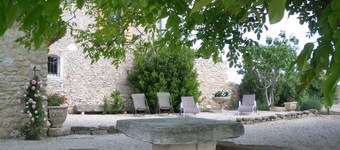 Gîte traditionnel provençal offrant calme et sérénité.