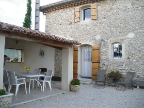 Outdoor dining - Traditional Provencal gite, offering quietness and serenity (Mazan)