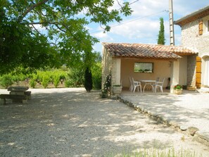 Outdoor dining - Traditional Provencal gite, offering quietness and serenity (Mazan)