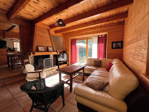 TV, fireplace, DVD player