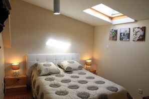 4 bedrooms, iron/ironing board, WiFi, bed sheets