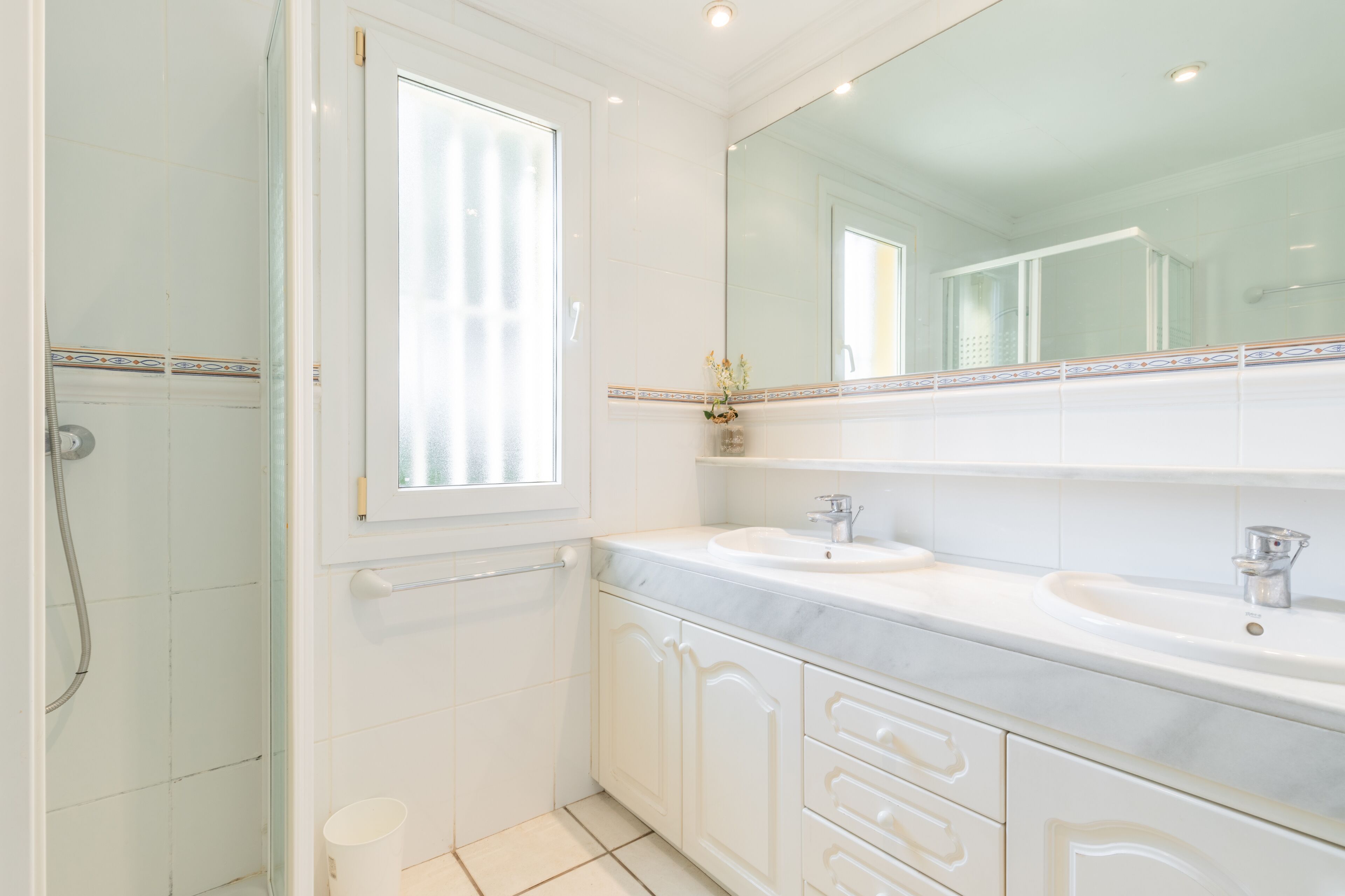 Dusche, Haartrockner, Bidet, Handtücher