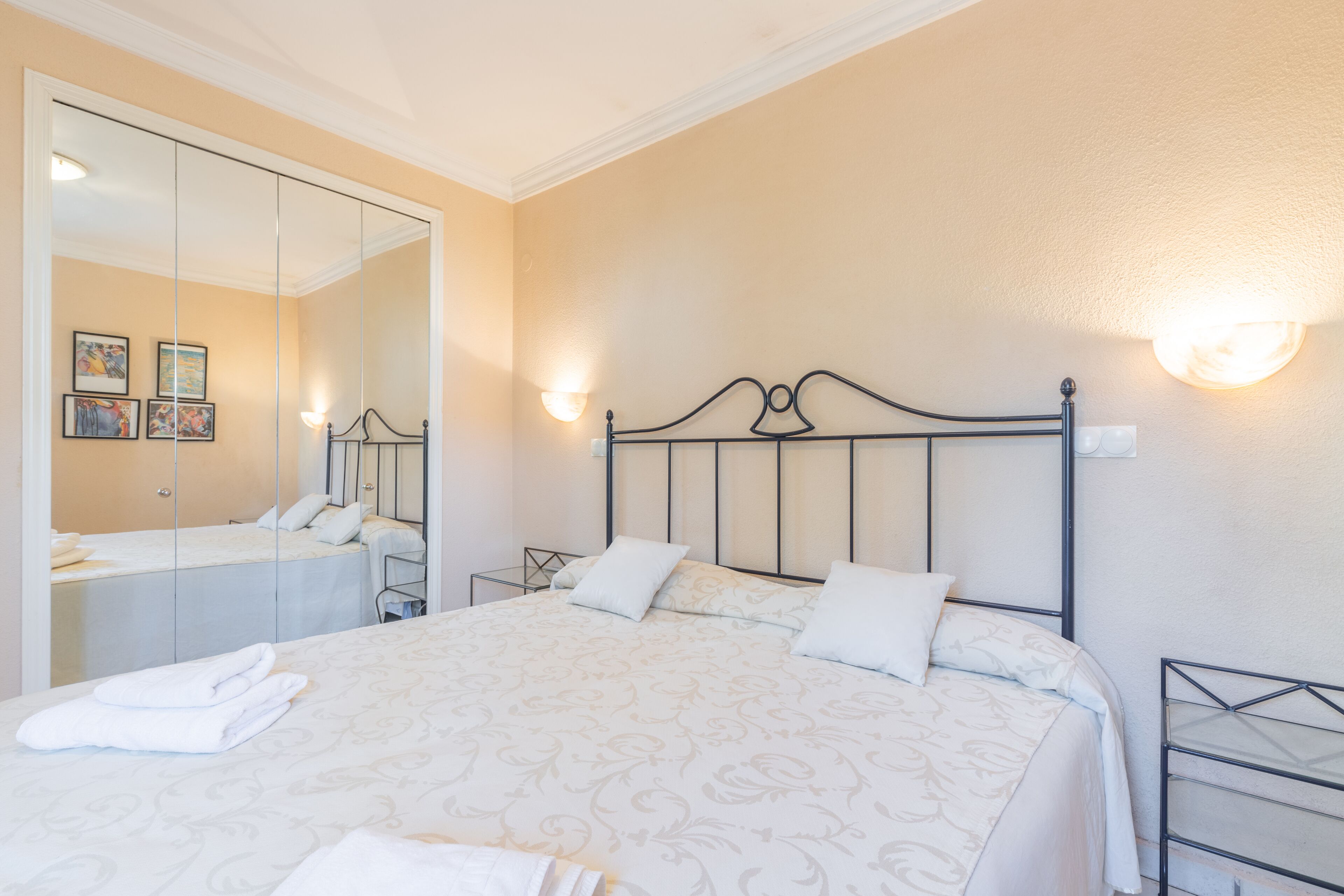 3 habitaciones, tabla de planchar con plancha, wifi y ropa de cama 