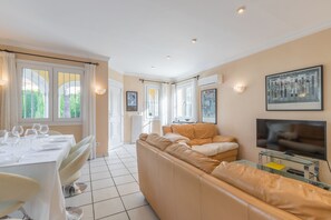 Smart TV, caminetto, studio