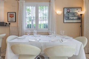 Dining - Oliva Nova Golf pool, private garden, ADSL-Wifi, TV SAT and offerts 2013 (Oliva)