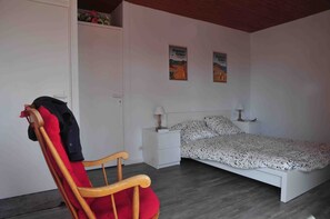 2 bedrooms, iron/ironing board, bed sheets