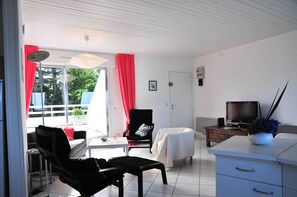 Fernseher, Bücher, Stereoanlage