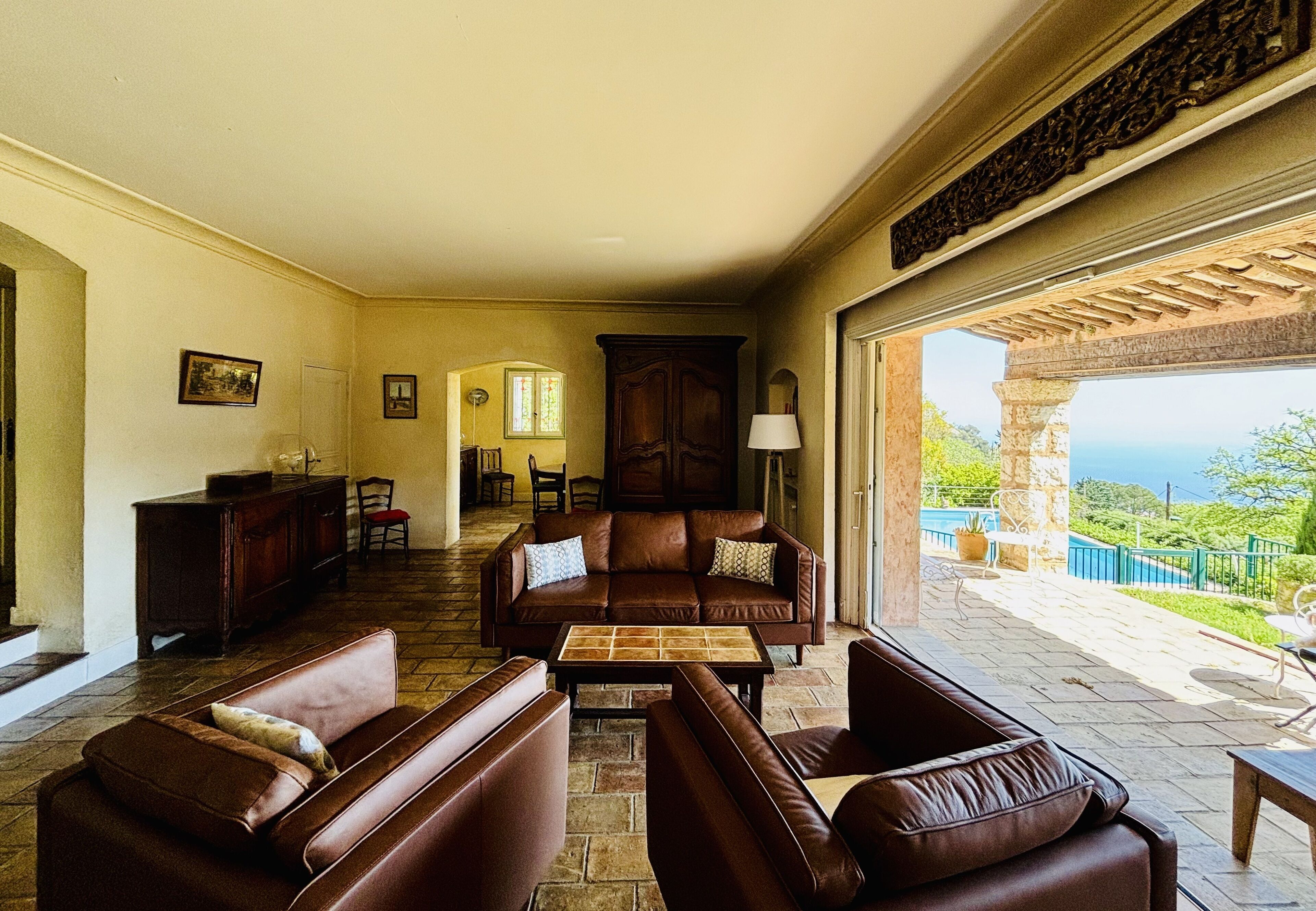 TV connectée, cheminée, lecteur de DVD, table de tennis de table