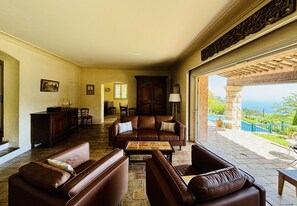 Smart TV, fireplace, DVD player, table tennis