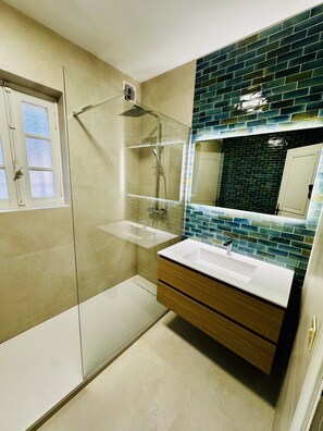 Bathtub, hair dryer, bidet, towels - Big provincial villa outside Monte Carlo (La Turbie)