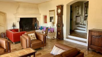 Smart TV, caminetto, lettore DVD, tavolo da ping pong