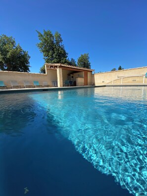 Outdoor pool - Luxury amenities - Mas en Provence **** Secure, private SWIMMING POOL (Loriol-Du-Comtat)