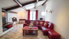 تلفزيون، مشغل دي في دي، كرة قدم الطاولة، تنس طاولة