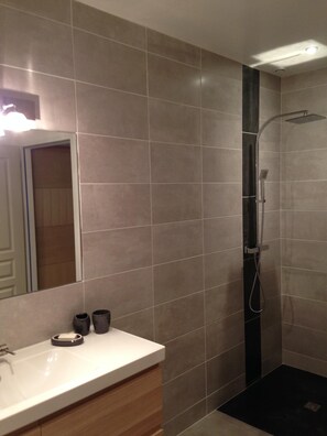 Shower, hair dryer - Recent, bright house in the countryside (Mondragon)