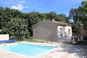 Outdoor pool - Recent, bright house in the countryside (Mondragon)