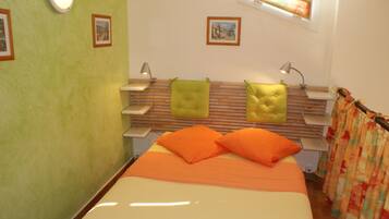 2 chambres, coffres-forts dans les chambres, fer et planche à repasser