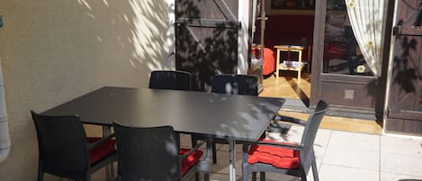 تناول الطعام بالخارج