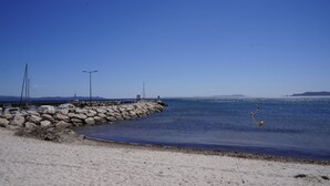 Nær stranden og solsenger