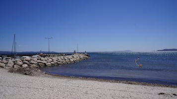 Una spiaggia nelle vicinanze, lettini da mare