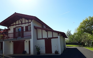La maison vue de face. L'appartement est au rez de chaussée sur le coté droit.