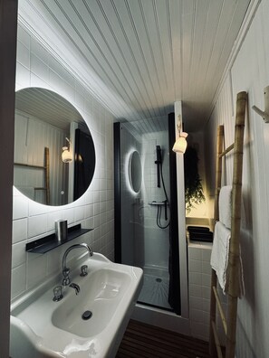 Combined shower/bathtub, hair dryer, towels, toilet paper