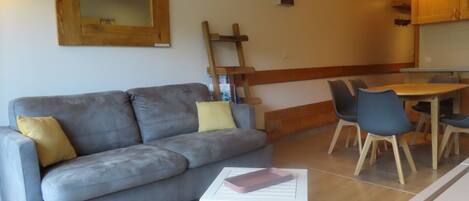 TV, DVD player, books, stereo