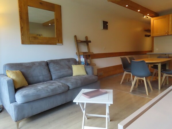 TV, DVD player, books, stereo