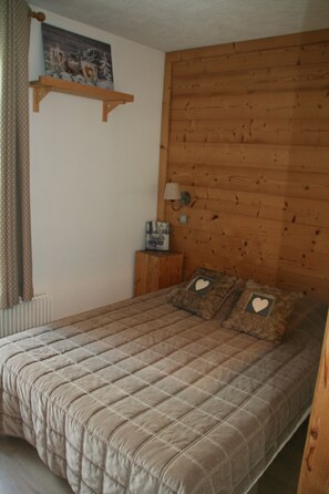 2 bedrooms, iron/ironing board, free WiFi