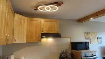 Réfrigérateur, four à micro-ondes, un four, surface de cuisson