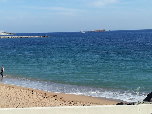 Ebenerdige, freistehende Villa in einem Wohnviertel, privatgarten u. -Pool